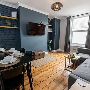  Apartment Quirky Newly Renovated With Parking - Cobalt Levels