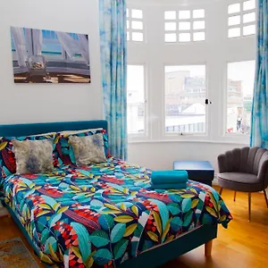  Apartment Seaside Centre - Large 3br, Wifi, 8 Min Walk